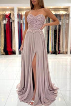 Elegante vestido de fiesta largo hasta el suelo con volantes, apliques de corazón y abertura lateral