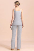 Eleganter silberner Jumpsuit mit V-Ausschnitt, Applikationen und Spitzenüberzügen für die Brautmutter