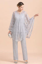 Eleganter silberner Jumpsuit mit V-Ausschnitt, Applikationen und Spitzenüberzügen für die Brautmutter