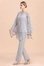 Eleganter silberner Jumpsuit mit V-Ausschnitt, Applikationen und Spitzenüberzügen für die Brautmutter
