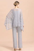 Eleganter silberner Jumpsuit mit V-Ausschnitt, Applikationen und Spitzenüberzügen für die Brautmutter