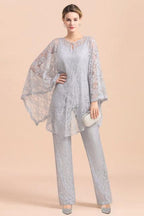 Eleganter silberner Jumpsuit mit V-Ausschnitt, Applikationen und Spitzenüberzügen für die Brautmutter