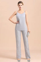Eleganter silberner Jumpsuit mit V-Ausschnitt, Applikationen und Spitzenüberzügen für die Brautmutter