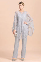 Eleganter silberner Jumpsuit mit V-Ausschnitt, Applikationen und Spitzenüberzügen für die Brautmutter