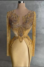 Exquisites langes goldenes Meerjungfrau-Ballkleid mit Spitzenbesatz und langen Ärmeln