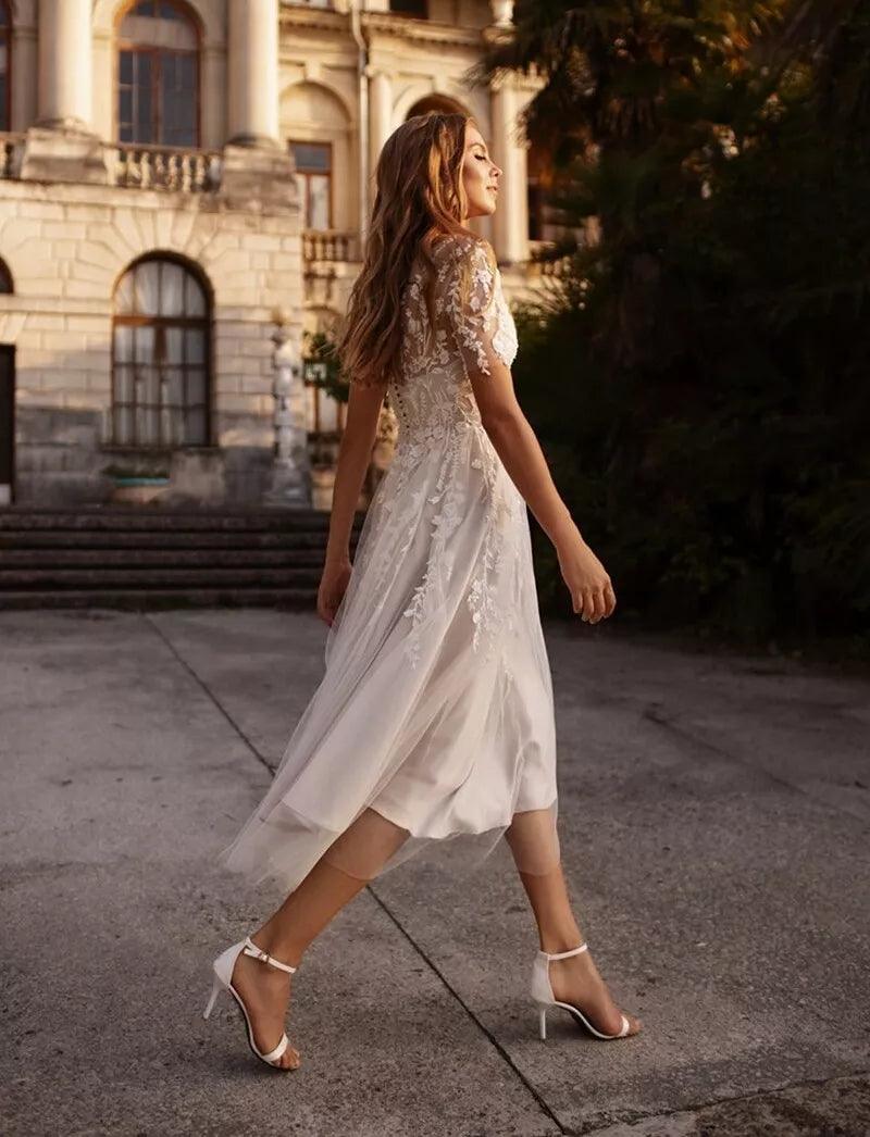 Vestido de novia largo hasta la rodilla, etéreo, moderno, corte A, escote en V, espalda con botones