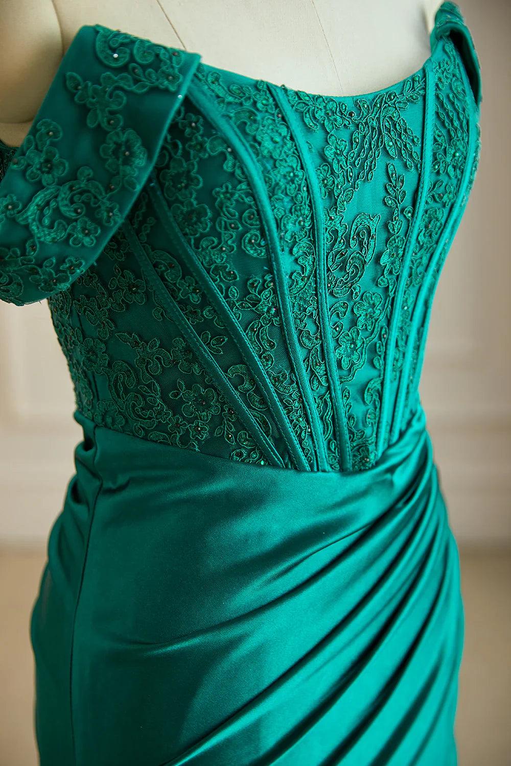 Schulterfreies Ballkleid aus Satin mit Schlitz