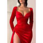Vestido de fiesta rojo de terciopelo con escote en forma de corazón y mangas largas con aberturas laterales 