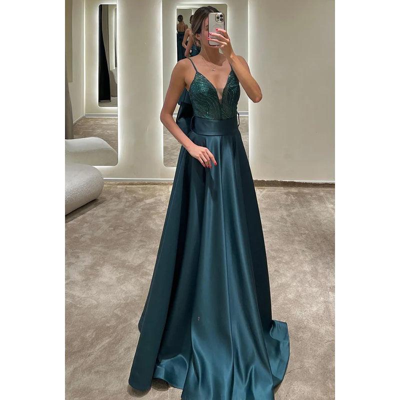 Langes Abendkleid aus Satin mit V-Ausschnitt, Spaghettiträgern und Pailletten in A-Linie