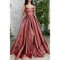 Vestido de fiesta largo con tirantes finos y abertura alta 