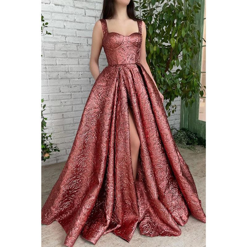 Vestido de fiesta largo con tirantes finos y abertura alta 