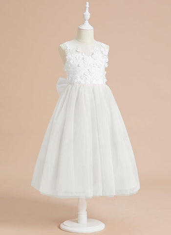 Wadenlanges Kleid aus floraler Spitze mit großer Schleife 