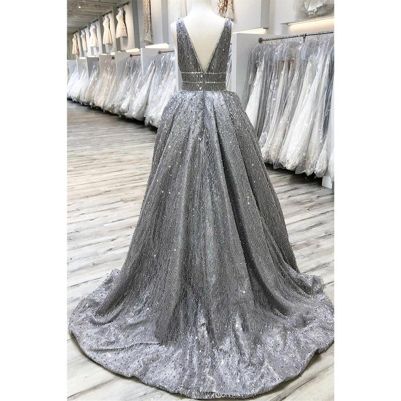 Vestido de fiesta largo de encaje gris con escote en V pronunciado 