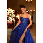 Vestido de fiesta largo de tul con tirantes finos, apliques y abertura en forma de A