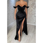 Vestido de noche formal largo negro plisado con escote en V y abertura.