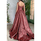 Vestido de fiesta largo con tirantes finos y abertura alta 