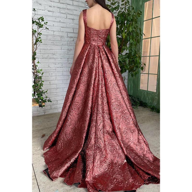 Vestido de fiesta largo con tirantes finos y abertura alta 