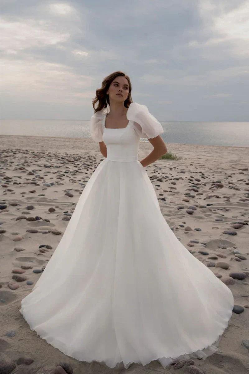 Vestidos de novia encantadores de corte A, escote cuadrado, mangas cortas y cola