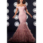 Vestido de noche largo estilo sirena con hombros descubiertos, fruncido, lentejuelas y plumas
