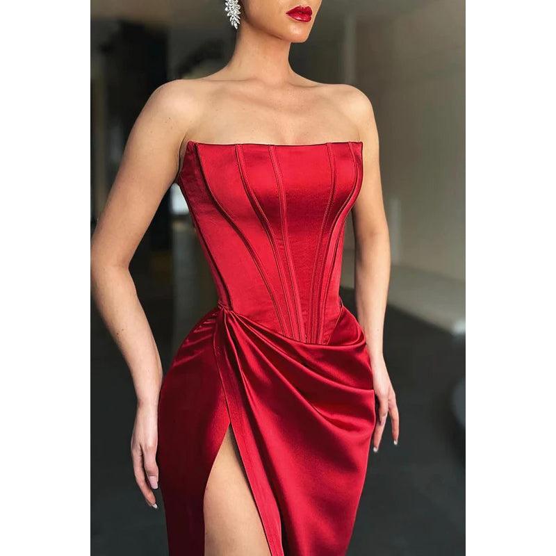 Vestido formal de noche con corte tubo, sin tirantes, fruncido y abertura en satén