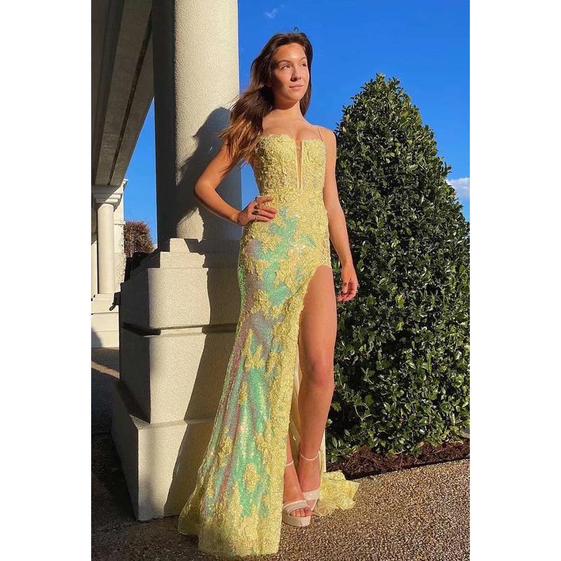 Langes Ballkleid mit tiefem V-Ausschnitt, Spaghettiträgern, Pailletten und Applikationen