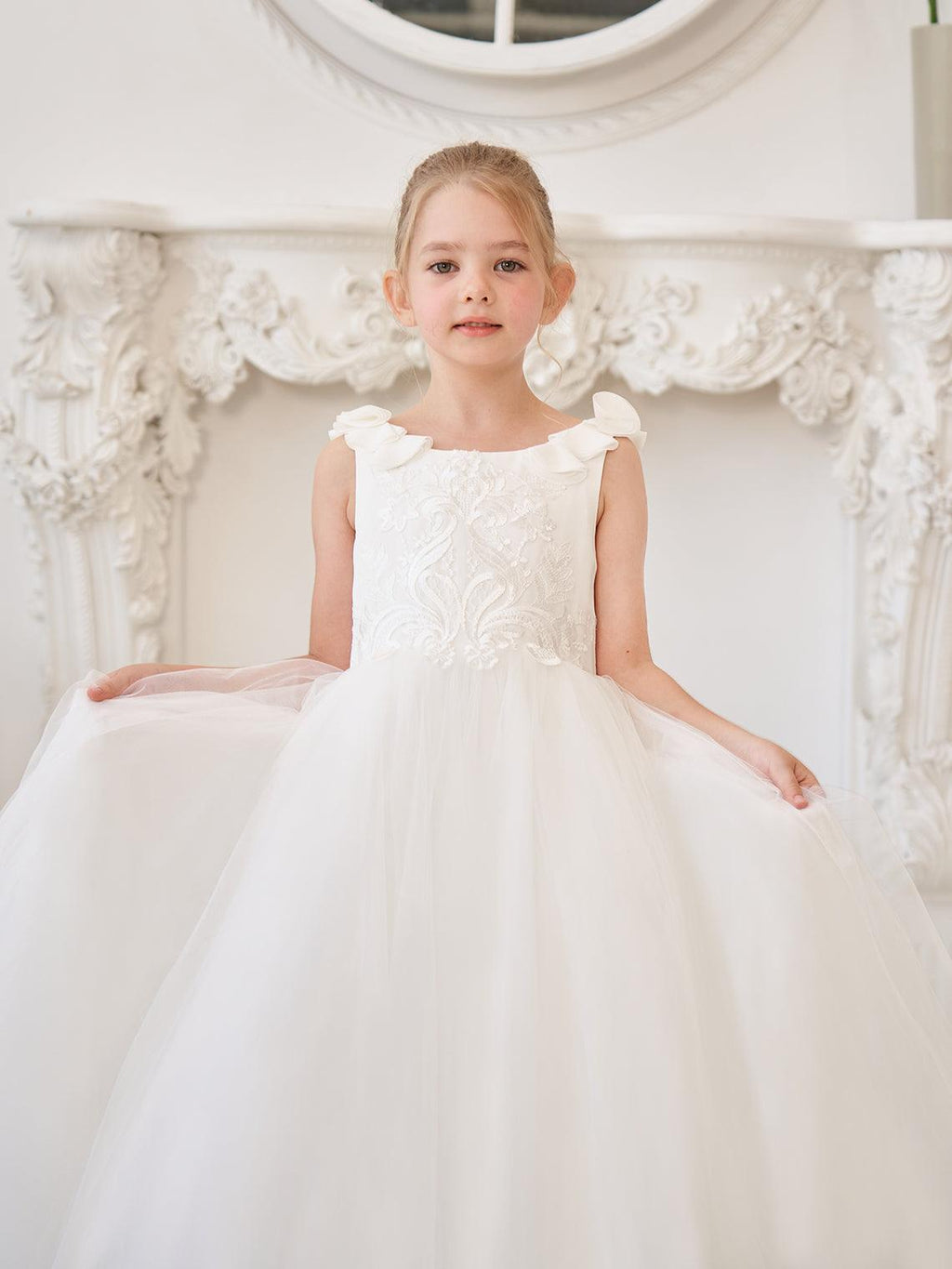 Elegantes weißes Tüllkleid für Blumenmädchen mit Schleppe 