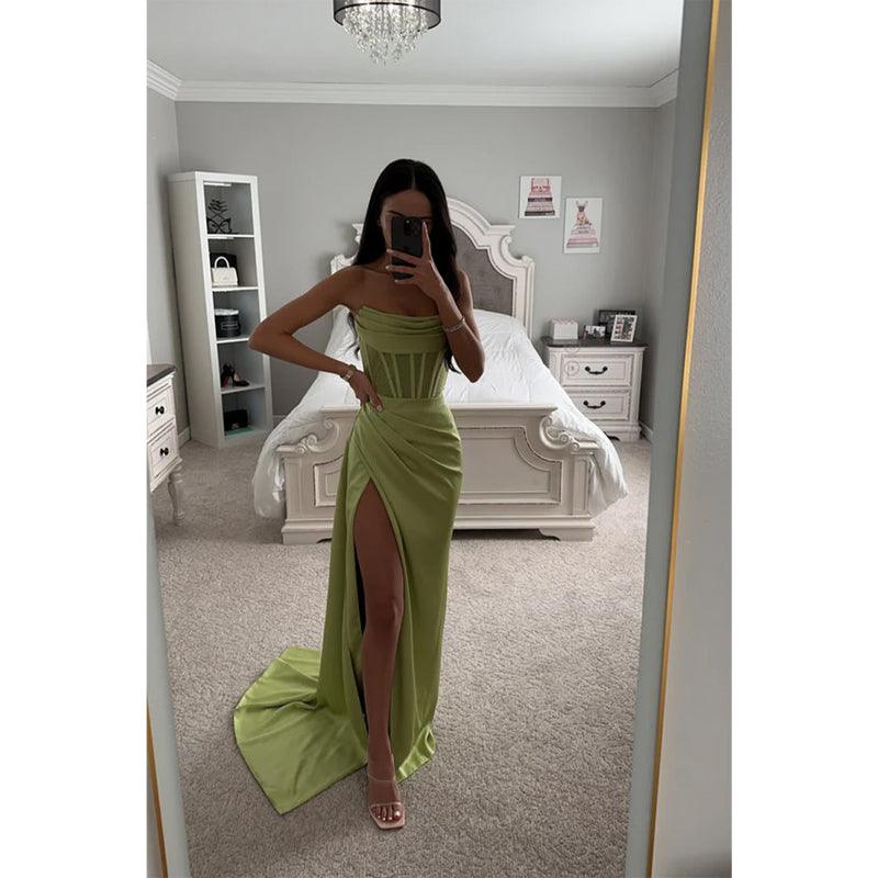 Vestido de fiesta largo plisado de satén sin tirantes y abertura para dama de honor verde 