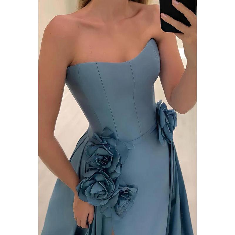 Wunderschönes und bezauberndes A-Linien-Ballkleid mit schulterfreiem, trägerlosem Schlitz und Blume