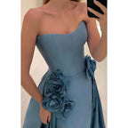 Wunderschönes und bezauberndes A-Linien-Ballkleid mit schulterfreiem, trägerlosem Schlitz und Blume