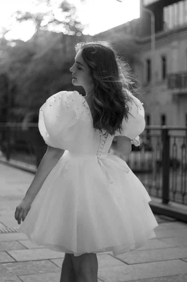 Vestido de novia corte A, escote cuadrado, corto, mangas abullonadas con perlas