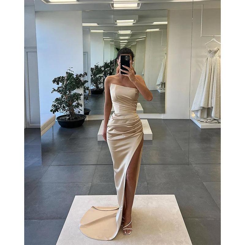 Vestido de fiesta largo con pliegues y abertura alta sin tirantes 