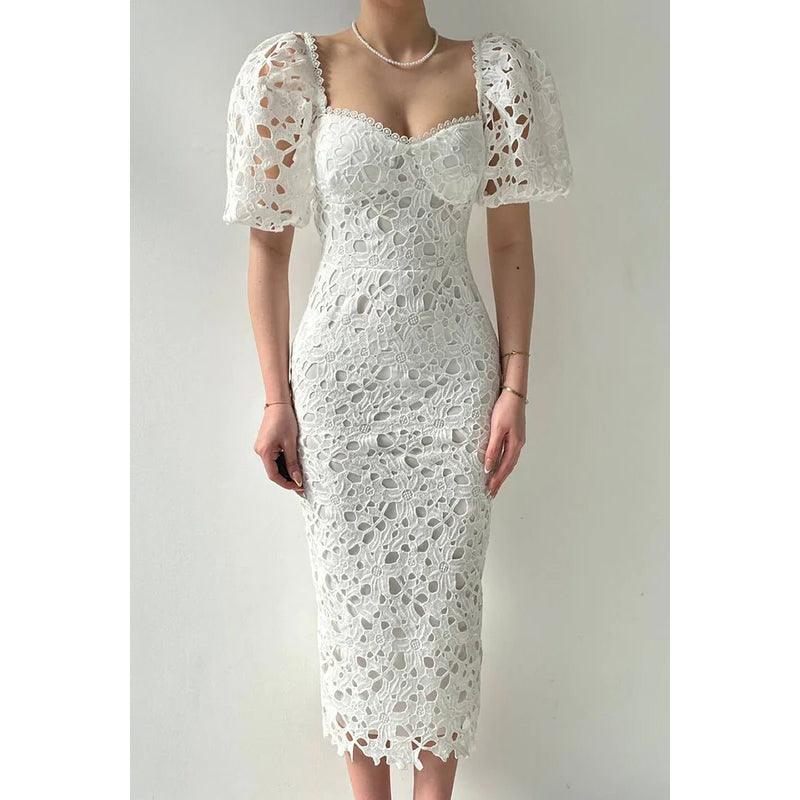 Abendkleid in Midilänge mit eckigem Ausschnitt, kurzen Ärmeln, Spitze und Etui-Linie