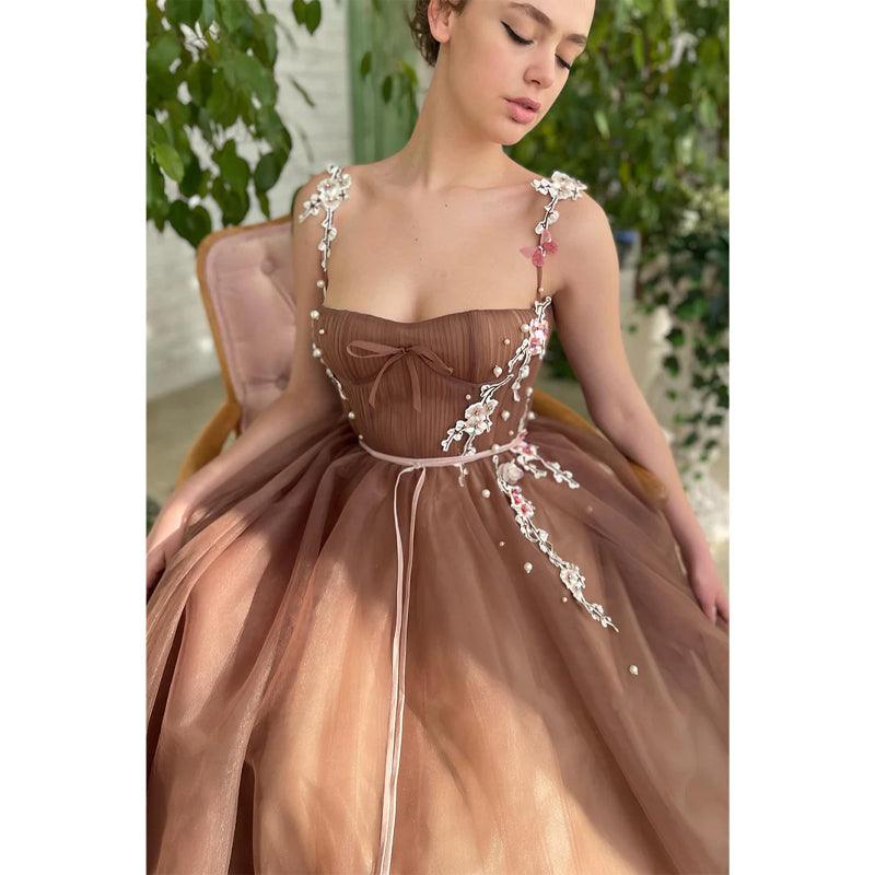 Vestido de fiesta largo de tul con tirantes finos y apliques 