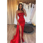 Trägerloses, langes Ballkleid mit Pailletten und hohem Schlitz
