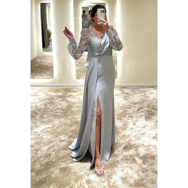 Vestido formal de noche de graduación con escote en V, satén, cuentas y mangas largas.