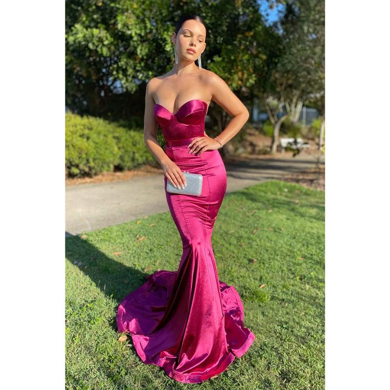 Vestido de fiesta largo de sirena de satén elástico con escote corazón 