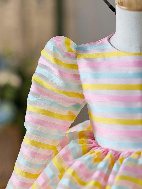 Knielanges weißes Kleid aus Organza-Tüll für die 1. Geburtstagsparty eines Babymädchens 