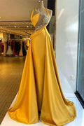 Fabelhaftes, säulenförmiges, ärmelloses, langes Ballkleid aus Satin mit Neckholder und Perlenverzierung in Gelb