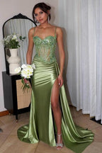 Fabelhaftes säulenförmiges, ärmelloses grünes Ballkleid aus Tüll und Satin mit herzförmigem Ausschnitt und Schlitz vorn