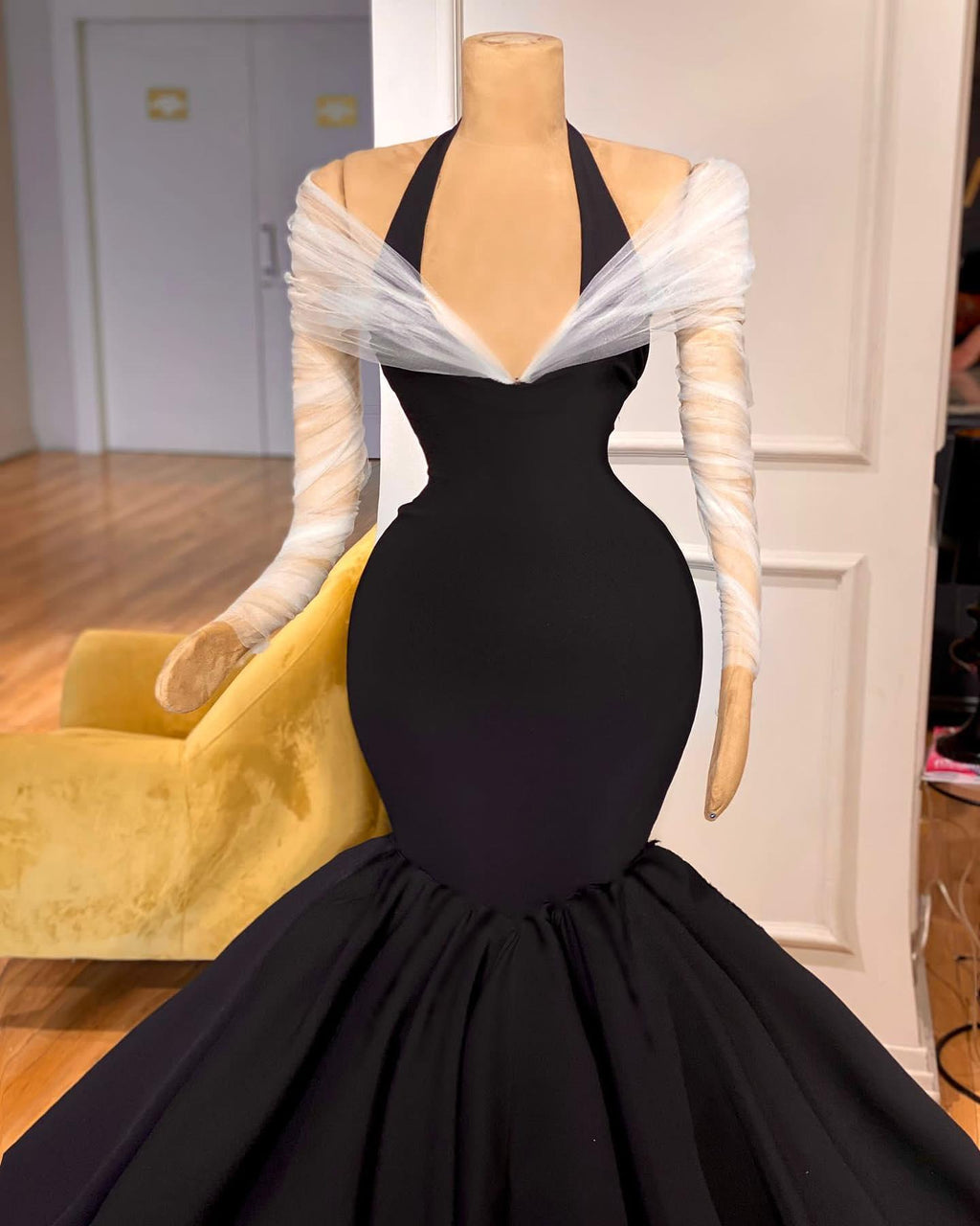Fabelhaftes bodenlanges, langärmliges Neckholder-Meerjungfrauen-Ballkleid mit Rüschen
