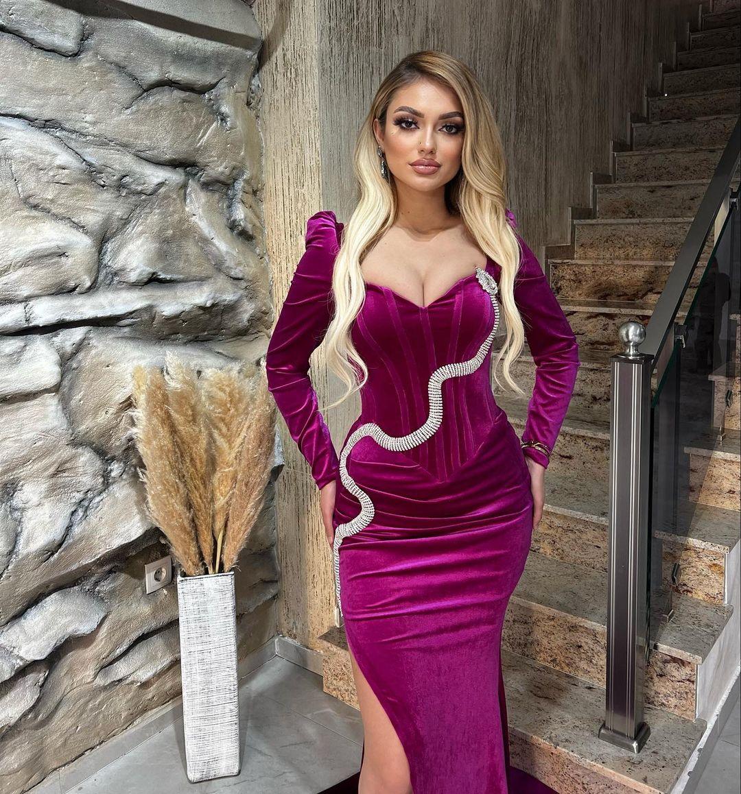 Fabelhaftes bodenlanges, herzförmiges, langärmliges Meerjungfrau-Ballkleid aus Satin mit Schlitz