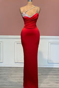 Fabuloso vestido de fiesta largo rojo con tirantes finos y escote sirena y pedrería