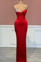 Fabuloso vestido de fiesta largo rojo con tirantes finos y escote sirena y pedrería