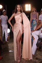 Modisches langes, pfirsichfarbenes, einschultriges, bodenlanges Satin-Ballkleid mit Schlitz
