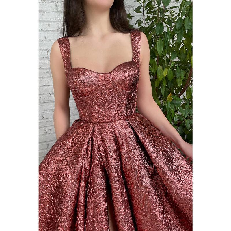 Vestido de fiesta largo con tirantes finos y abertura alta 