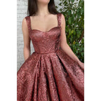Vestido de fiesta largo con tirantes finos y abertura alta 