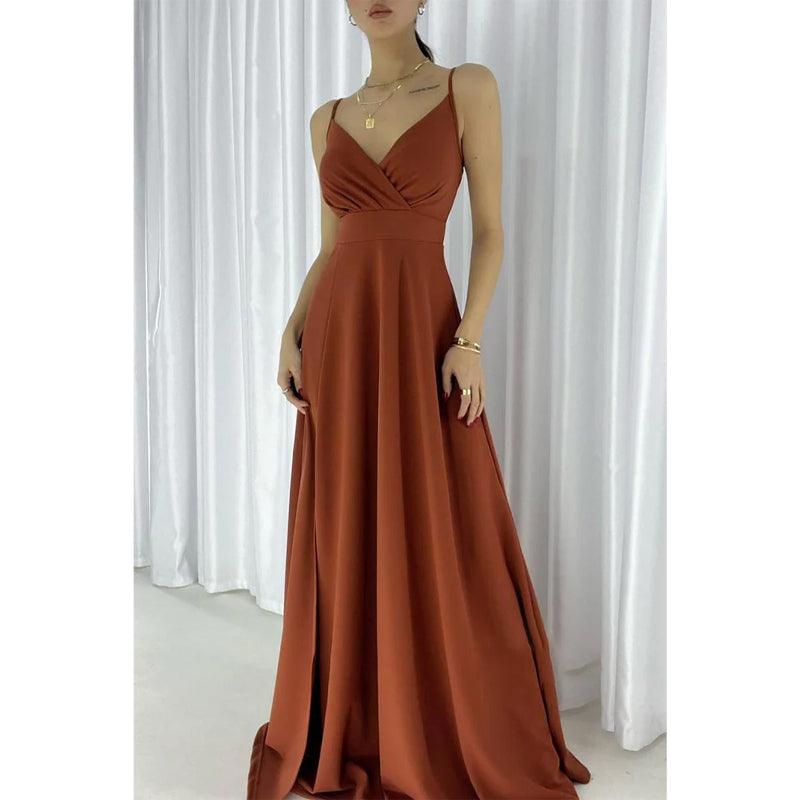 Vestido de fiesta largo sencillo con escote en V, tirantes y abertura en la espalda. 