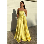 Vestido de fiesta largo de satén amarillo sin tirantes, con abertura alta y bolsillos 