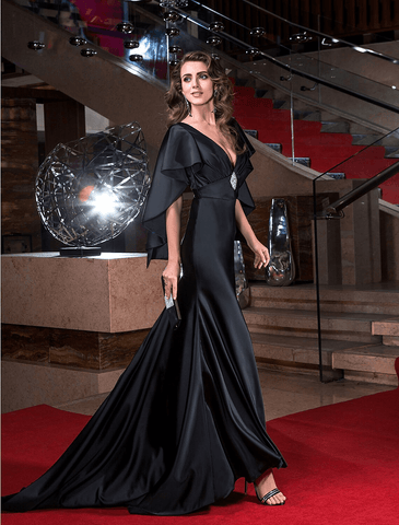 Robe de soirée style sirène/trompette de célébrité, traîne à balayage/pinceau, sans manches, décolleté plongeant, satin extensible, dos en V avec cristaux