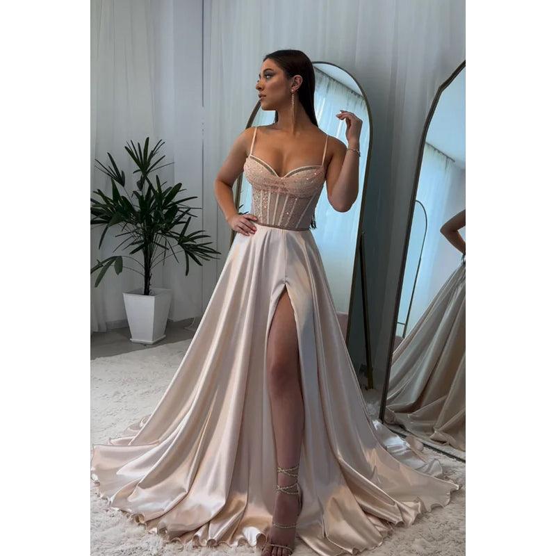 Wunderschönes und bezauberndes A-Linien-Ballkleid mit Spaghettiträgern und Schlitz